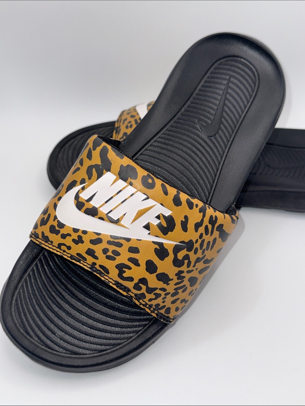 Nike Victori One Leopard Print Slides Sandals Size 7 Women’s - Picture 4 of 8